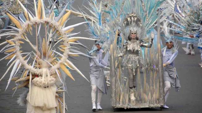 Jember Fashion Carnaval  (JFC) ke-13 di Jember, Jatim, Minggu (24/8). Grand Carnival kali ini bertemakan Triangle Dynamic in Harmony. [Antara/Seno]