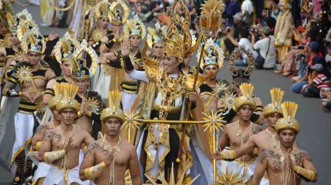 Jember Fashion Carnaval  (JFC) ke-13 di Jember, Jatim, Minggu (24/8). Grand Carnival kali ini bertemakan Triangle Dynamic in Harmony. [Antara/Seno]
