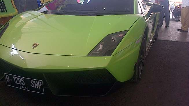 Mobil Lamborghini warna hijau B 1285 SHP yang dibawa Haji Lulung (suara.com/Bagus Santosa)