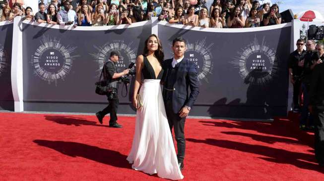 Nick Jonas dan Olivia Culpo tiba di  lokasi MTV Music Awards di  Inglewood, California, Minggu (24/8). [Reuters/ Kevork Djansezian] 