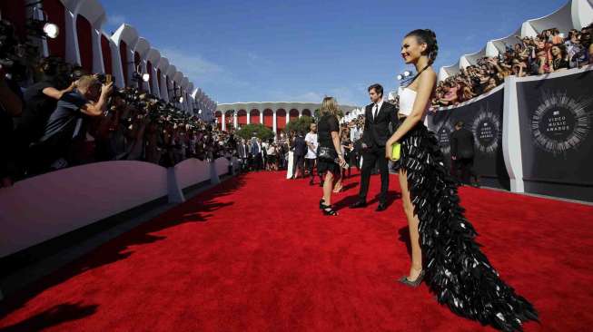 Aktris Victoria Justice tiba di lokasi MTV Music Awards di  Inglewood, California, Minggu (24/8). [Reuters/Mario Anzuoni] 