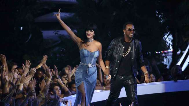 Katy Perry dan  Juicy J menerima penghargaan untuk Best Female Video, di ajang MTV Video Music Awards 2014, di  Inglewood, California, Minggu (24/8). [Reuters/Lucy Nicholson]