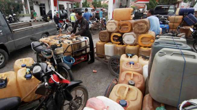 Sejumlah nelayan mengantre menunggu pasokan bahan bakar minyak (BBM) jenis solar, di SPBU Alang Laweh Padang, Sumbar, Senin (25/8). [Antara/Iggoy el Fitra]