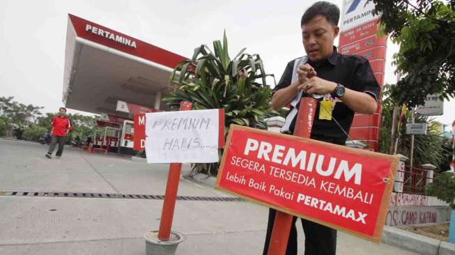 Premium habis di salah satu SPBU di Tangerang, Banten, Senin (25/8). [Antara/Rivan Awal Lingga]