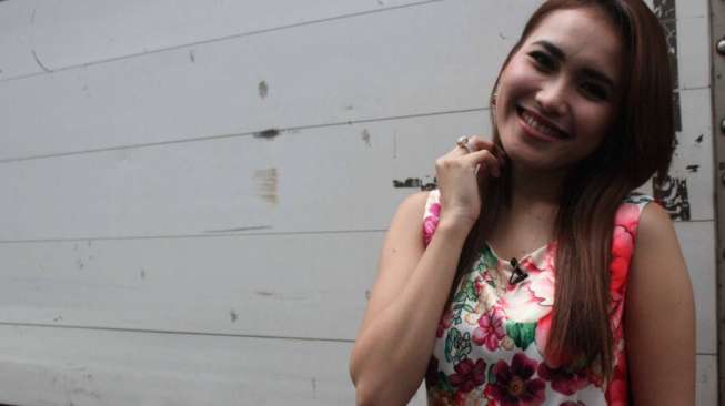 Ayu Ting Ting Latah Lakukan "Ice Bucket Challenge"