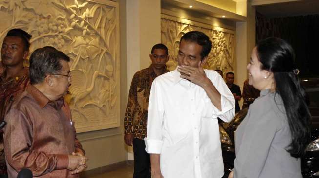 Presiden dan Wakil Presiden terpilih Joko Widodo-Jusuf Kalla di dampingi ketua Bapilu PDIP Puan Maharani memberikan keterangan terkait pertemuan Jokowi dengan Presiden SBY di Bali esok hari, di Jakarta, Selasa (26/8). [suara.com/Kurniawan Mas'ud]