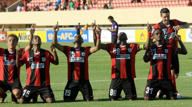 Para pemain Persipura Jayapura saat merayakan gol yang diciptakan oleh Boaz Solossa (tiga kiri) dalam lanjutan kompetisi AFC Cup babak delapan besar, di Papua, Selasa (26/8). Persipura Jayapura berhasil menang telak 6-1 atas Kuwait SC atau agregat 8-4 karena pada pertandingan pertama Persipura kalah 3-2 di kandang Kuwait SC. Dengan agregat tersebut Persipura berhak menjadi tim pertama yang lolos ke babak semifinal. [Antara/Roy Ratumakin]