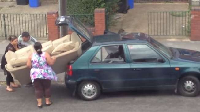 Video: Keluarga Ini 'Kekeuh' Masukkan Sofa Besar ke dalam Mobil Kecil