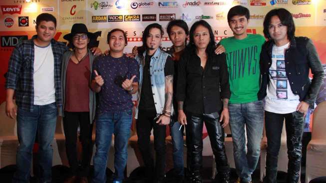 Grup band rock /rif berfoto bersama saat menghadiri konferensi pers jelang konser musik /rif & Sheila On 7 di Jakarta, Rabu (27/8). [Antara/Teresia May]