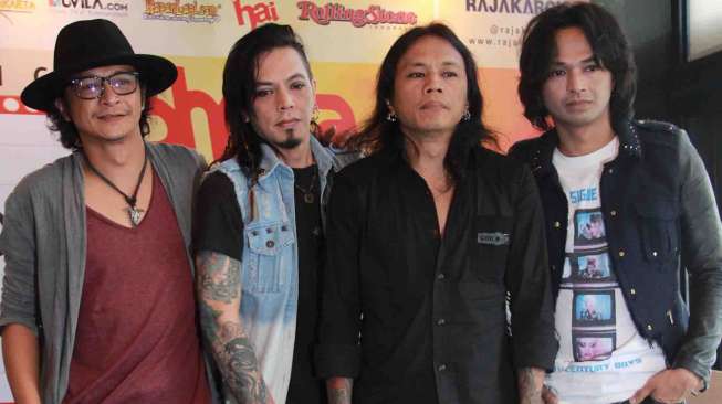 Grup band rock /rif berfoto bersama saat menghadiri konferensi pers jelang konser musik /rif & Sheila On 7 di Jakarta, Rabu (27/8). [Antara/Teresia May]