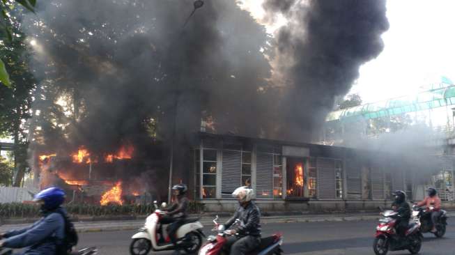 Bus Transjakarta Terbakar di Terowongan UKI Cawang