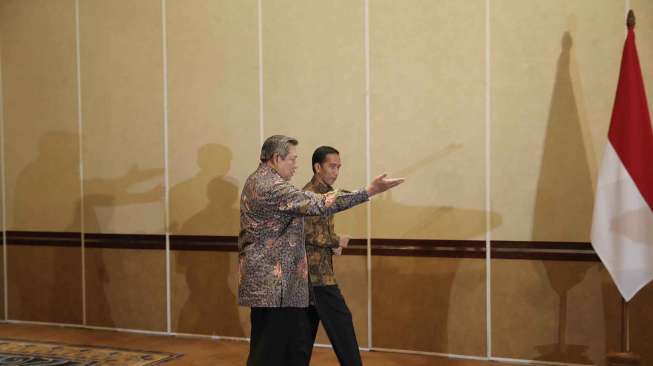 Presiden Susilo Bambang Yudhoyono (kiri) bersama Presiden terpilih Joko Widodo (kanan) memberi keterangan pers seusai mengadakan pertemuan di Nusa Dua, Bali, Rabu (27/8) malam. [Rumgapres/Abror]