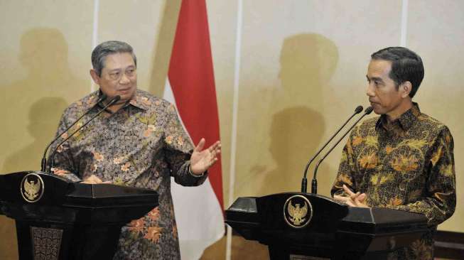 Presiden Susilo Bambang Yudhoyono (kiri) bersama Presiden terpilih Joko Widodo (kanan) memberi keterangan pers seusai mengadakan pertemuan di Nusa Dua, Bali, Rabu (27/8) malam. [Antara/Nyoman Budhiana]