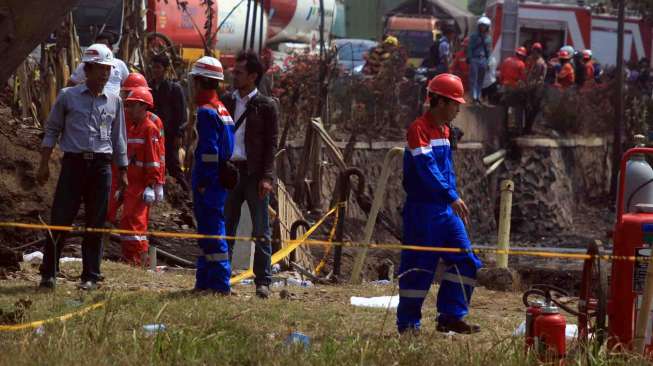 Sejumlah pekerja memeriksa lokasi ledakan pipa milik Pertamina MOR III di Desa Mandalawangi, Kec. Sukasari, Kab. Subang, Jawa Barat, kamis (28/8). [Antara/Dedhez Anggara]