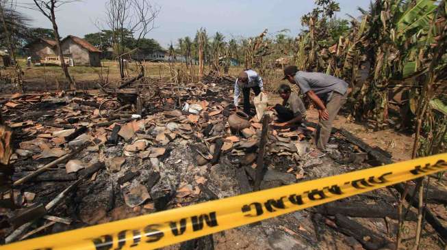 Rumah yang hancur akibat ledakan pipa milik Pertamina MOR III Di Desa Mandalawangi, Kec. Sukasari, Kab. Subang, Jawa Barat, Kamis (28/8). [Antara/Dedhez Anggara]