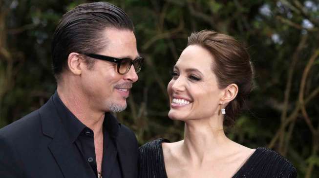 Angelina Jolie dan Brad Pitt di Kensington Palace in London, 8 May 2014.  Brad Pitt dan Angelina Jolie resmi menikah di Prancis. [Reuters/Luke MacGregor]