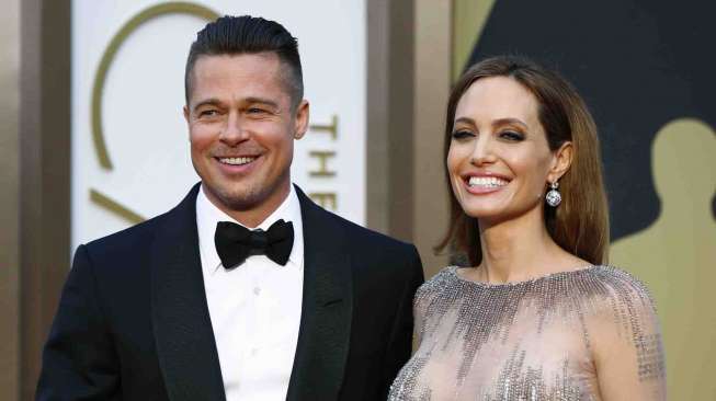 Angelina Jolie dan Brad Pitt di acara Academy Awards, Hollywood. California, 2 Maret 2014. [Reuters/Lucas Jackson]