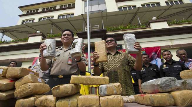 Gelar barang bukti narkoba jenis ganja di Polres Metro Jakarta Utara, Jumat (29/8). [Antara/Wahyu Putro A]