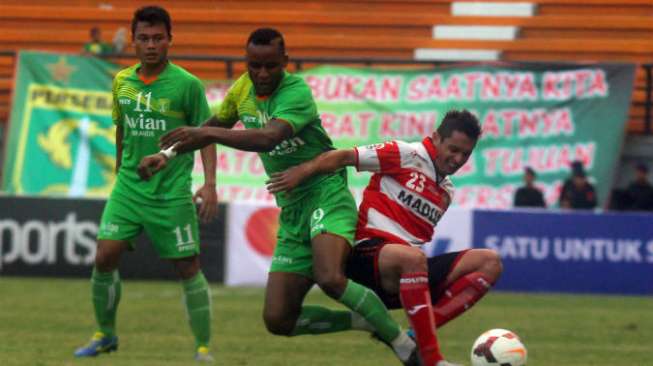 Duet Penyerang Persebaya Kandaskan Persepam Madura