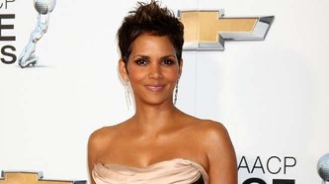 Halle Berry Pamer Foto Seksi, Tubuhnya Cuma Tertutup Bantal