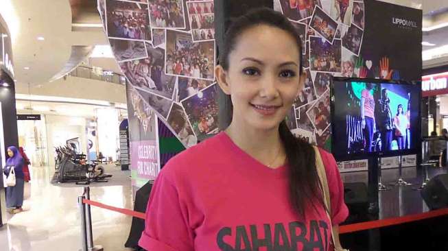 Artis Susan Bachtiar tergolong selebritis yang memiliki kecerdasan di atas rata-rata. Tapi siapa sangka, ternyata dia pernah tak naik kelas saat duduk di bangku sekolah dasar.  Suka nyeker nggak suka pakai sandal dan suka cari masalah. [suara.com/Ismail]