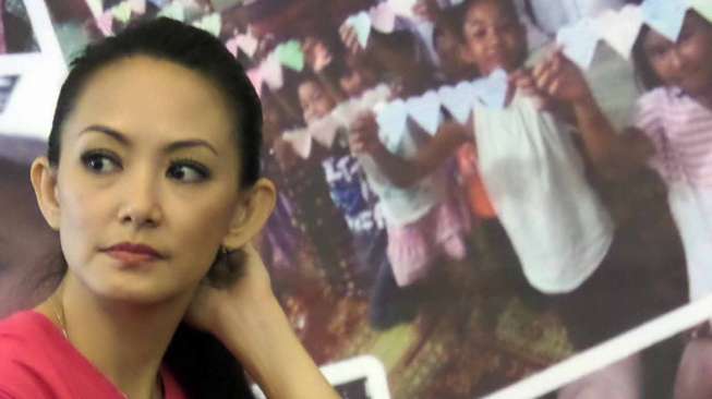 Artis Susan Bachtiar tergolong selebritis yang memiliki kecerdasan di atas rata-rata. Tapi siapa sangka, ternyata dia pernah tak naik kelas saat duduk di bangku sekolah dasar.  Suka nyeker nggak suka pakai sandal dan suka cari masalah. [suara.com/Ismail]