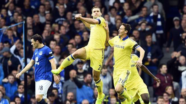 Branislav Ivanovic rayakan golnya ke gawang Everton[Reuters/Dylan Martinez]