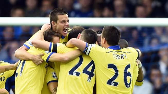 Pemain Chelsea rayakan kemenangan di Goodison Park [Reuters/Dylan Martinez]