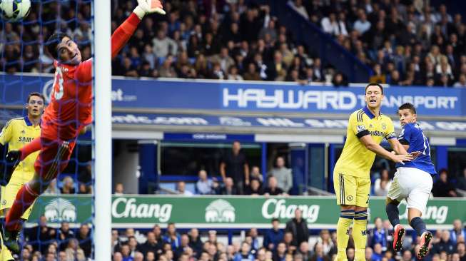 Kevin Mirallas menjebol gawang Courtois [Reuters/Dylan Martinez]