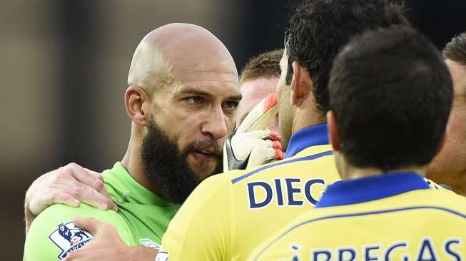 Penjaga gawang Everton Tim Howard (kiri) berseteru dengan Diego Costa [Reuters/Dylan Martinez]