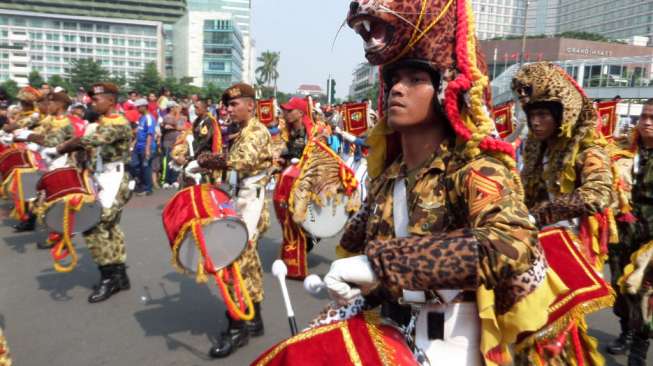 Ada sejumlah atraksi yang diperagakan oleh Taruna Akmil AD di antaranya Tenor,  Gendrang, Bas Drum, Blira memeriahkan Independen Day Run 2014, di Jakarta, Minggu (31/8/2014). (Foto: Suara.com/Dwi Bowo Raharjo) 