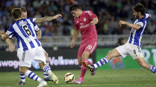 Bintang Real Madrid James Rodriguez (tengah) mendapatkan pengawalan ketat dari tiga pemain Real Sociedad.(REUTERS/Vincent West) 