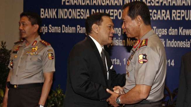 Gubernur Bank Indonesia Agus Martowardjodjo bersama Kapolri Jenderal Sutarman melakukan penandatanganan Nota Kesepakatan antara Bank Indonesia dan Kepolisian Negara Republik Indonesia di Jakarta, Senin (1/9). [suara.com/Kurniawan Mas'ud]