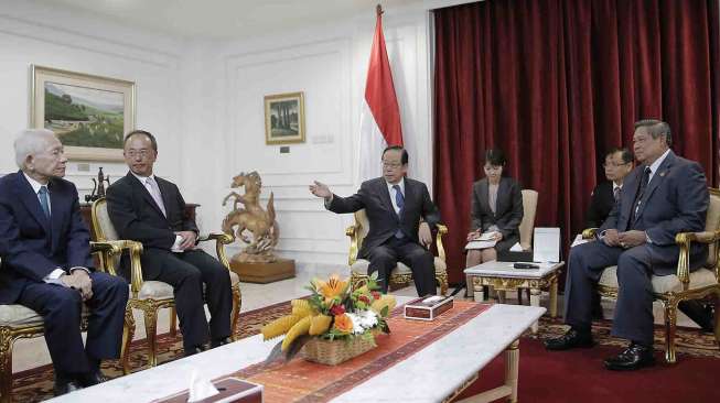 Presiden Susilo Bambang Yudhoyono menerima mantan Perdana Menteri Jepang Yasuo Fukuda (kiri) di Kantor Presiden, Jakarta, Senin (1/9). [Rumgapres/Abror]