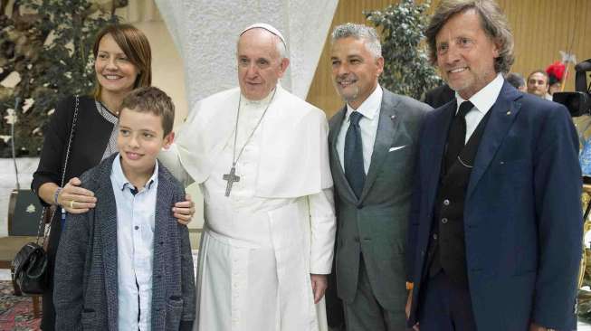 Pesepakbola Roberto Baggio bertemu Paus Fransiskus di Aula Paulus VI sebelum pertandingan untuk amal perdamaian antar agama di Stadion Olimpico, Roma, Italia, Senin (1/9). [Reuters/Osservatore Romano]