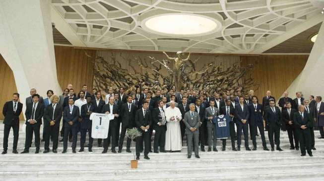 Paus Fransiskus berfoto dengan sejumlah pemain dari 'Partita Interreligiosa Della Pace' di Aula Paulus VI sebelum pertandingan untuk amal perdamaian antar agama di Stadion Olimpico, Roma, Italia, Senin (1/9). [Reuters/Osservatore Romano]   