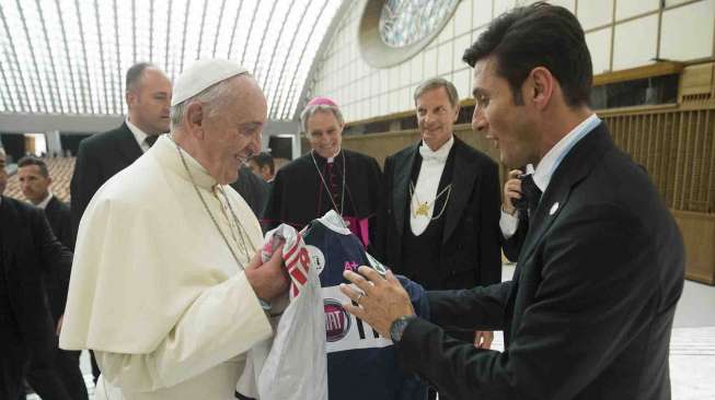 Pesepakbola Javier Zanetti bertemu Paus Fransiskus di Aula Paulus VI sebelum pertandingan untuk amal perdamaian antar agama di Stadion Olimpico, Roma, Italia, Senin (1/9). [Reuters/Osservatore Romano] 