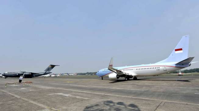 Pesawat kepresidenan di Bandara Halim Perdanakusuma, Jakarta, Selasa (2/9). Politisi PDIP Maruarar Sirait menyatakan akan mengusulkan kepada Presiden terpilih Joko Widodo agar menjual pesawat kepresidenan tersebut. [Antara/Andika Wahyu]