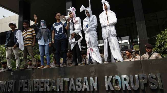 Himpunan Mahasiswa Banten (HMB) melakukan aksi didepan gedung KPK RI di Jakarta, Selasa (3/9). [suara.com/Kurniawan Mas'ud]