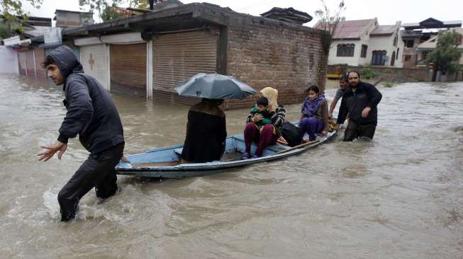 Bus Berisi 40 Tamu Pesta Perkawinan Hanyut Disapu Banjir