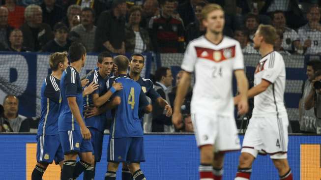 Para pemain Argentina merayakan gol Angel Di Maria (3kiri) ke gawang Jerman. (REUTERS/Ina Fassbender)