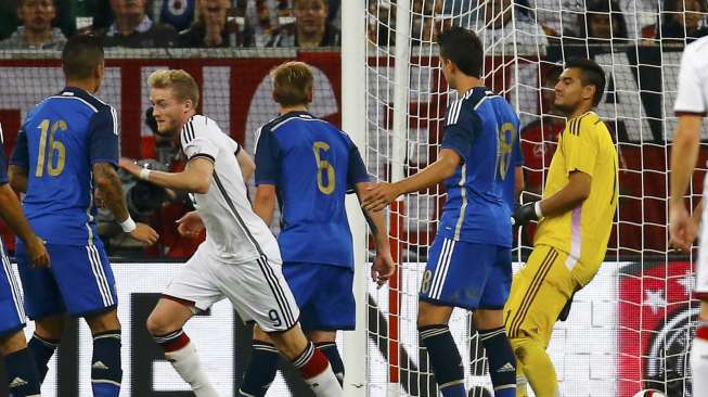 Pemain Jerman Andre Schuerrle (kedua kiri) mencetak gol dan sempat memperkecil ketertinggalan skuatnya dari Argentina. (REUTERS/Kai Pfaffenbach)         