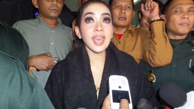 Bisnis Karaoke Ditutup, Syahrini Ogah Komentar