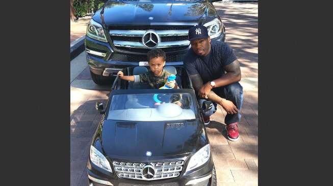 Musisi 50 Cent dan putranya, Sire, bersama mobil Mercedes-Benz SL mainan. [Instagram 50 Cent]