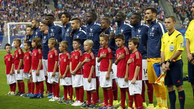 Para pemain Prancis sebelum menghadapi Spanyol di Stade de France stadium. (REUTERS/Benoit Tessier)