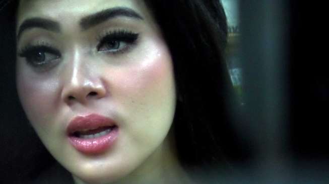 Syahrini dalam jumpa pers di kawasan Sudirman, Jakarta Selatan, Kamis (4/9). Pemerintah Tangerang menyegel salah satu waralaba karaokenya di City Mall Tangerang, Banten, karena dituding menjual minuman keras. [suara.com/Ismail]