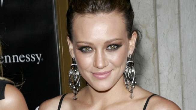 Foto Bugil Palsunya Beredar, Hillary Duff Lapor FBI