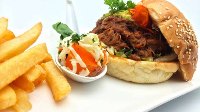 Pulled Beef Burger, salah satu yang tersaji di Umbra Bar & Lounge. (Foto: Suara.com/Dinda Rachmawati)