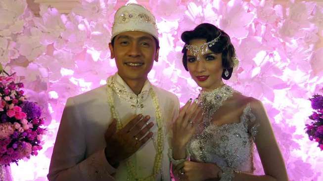 Akad nikah Adi Nugroho dan Donita di Gedung UOB Plaza, Jakarta Pusat, Sabtu (6/9). Adi dan Donita berencana pergi berbulan madu ke tanah suci Mekkah. [suara.com/Ismail]