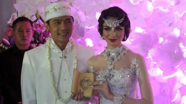 Akad nikah Adi Nugroho dan Donita di Gedung UOB Plaza, Jakarta Pusat, Sabtu (6/9). Adi dan Donita berencana pergi berbulan madu ke tanah suci Mekkah. [suara.com/Ismail]